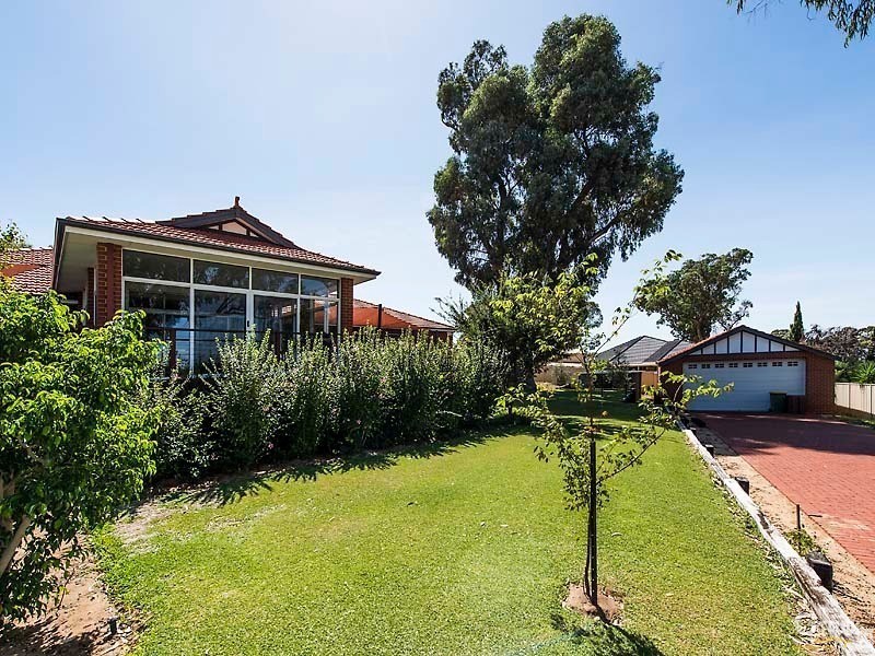 8 Nullewa Parkway, Lakelands WA 6180