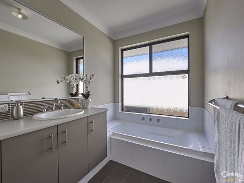 5 Karri Karri Pass, Lakelands WA 6180