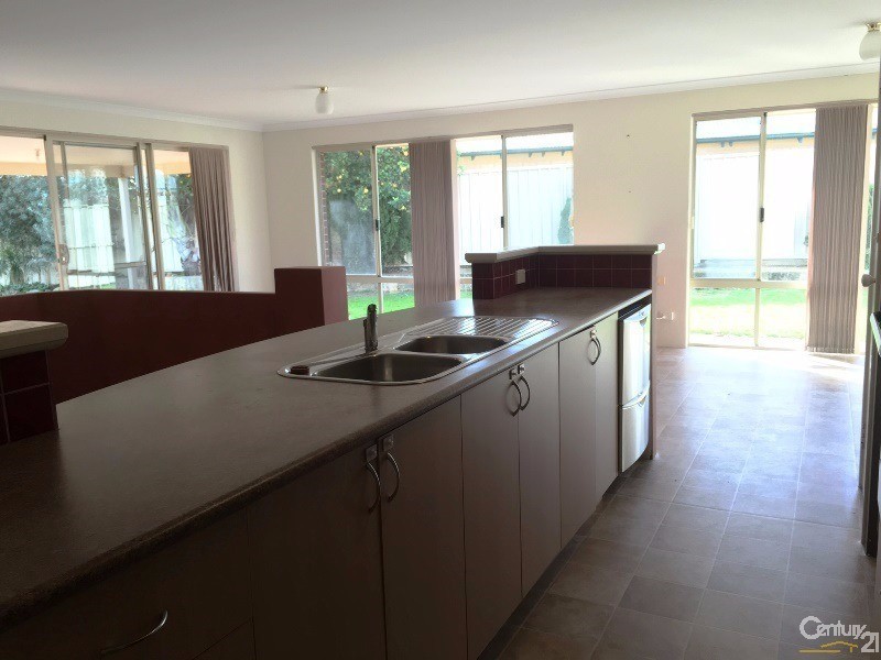 60 Oakmont Avenue, Meadow Springs WA 6210