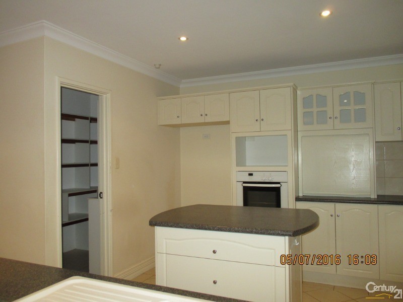 8 Tamarisk Drive, Halls Head WA 6210