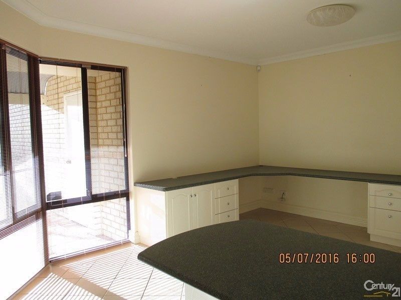 8 Tamarisk Drive, Halls Head WA 6210