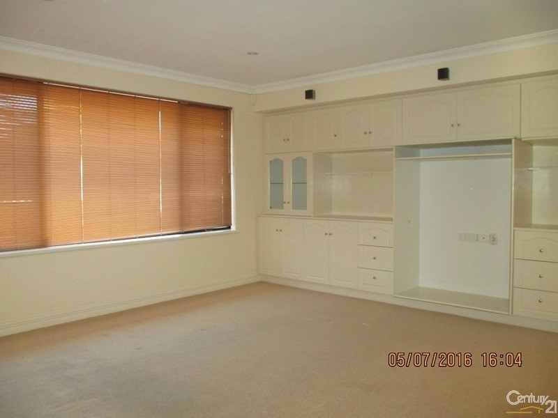 8 Tamarisk Drive, Halls Head WA 6210