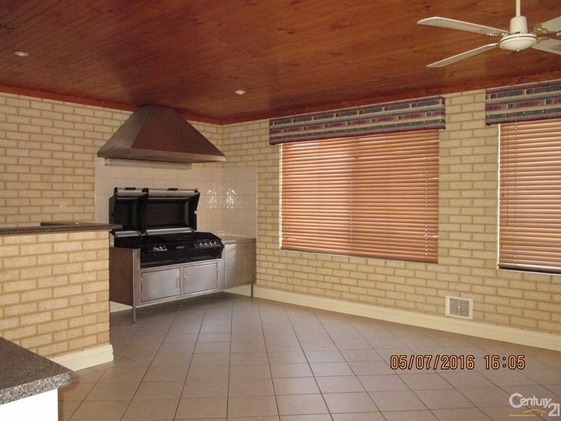 8 Tamarisk Drive, Halls Head WA 6210