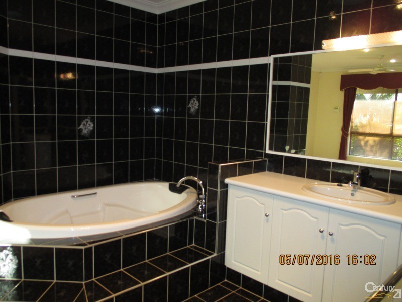 8 Tamarisk Drive, Halls Head WA 6210