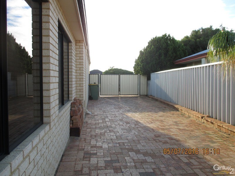 8 Tamarisk Drive, Halls Head WA 6210