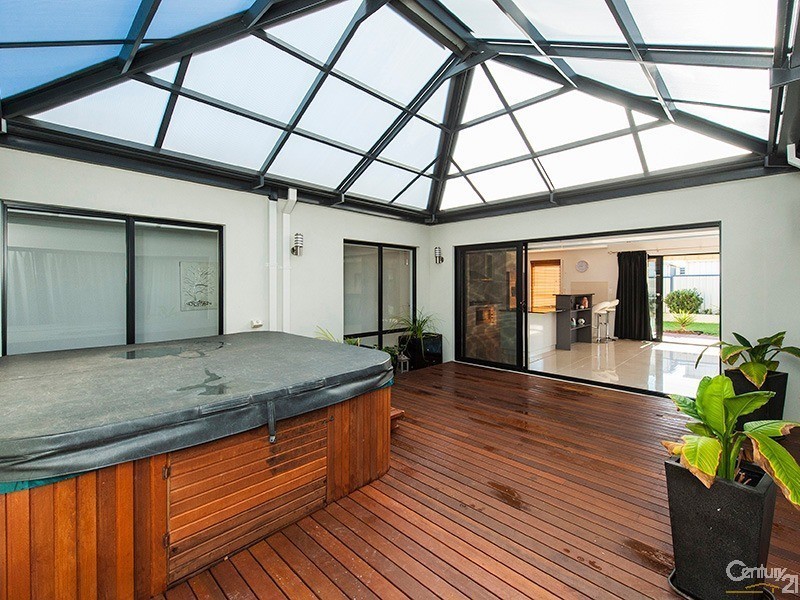 8 Pineknoll Gardens, Meadow Springs WA 6210