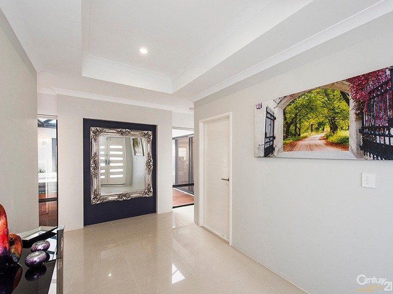 8 Pineknoll Gardens, Meadow Springs WA 6210