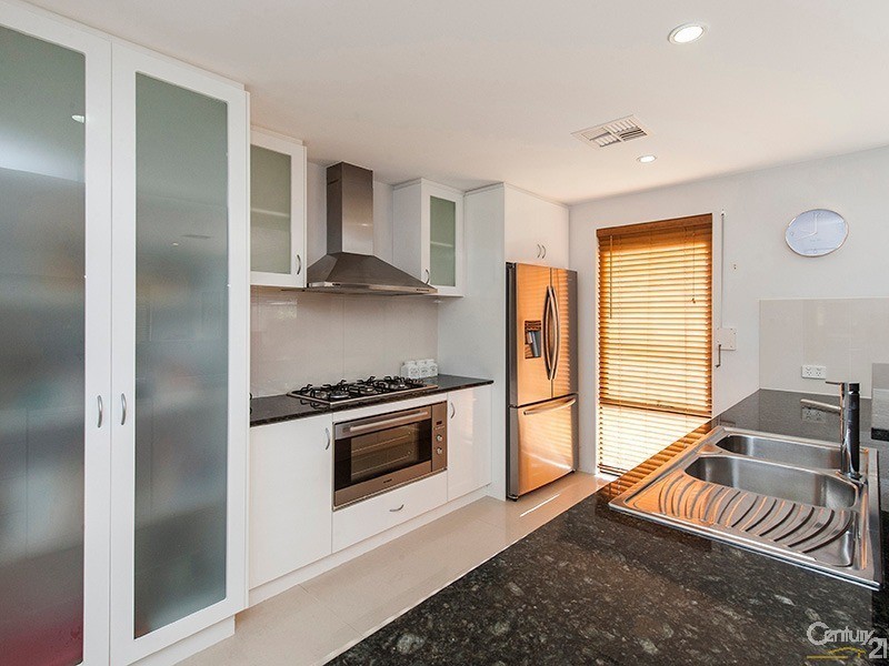 8 Pineknoll Gardens, Meadow Springs WA 6210