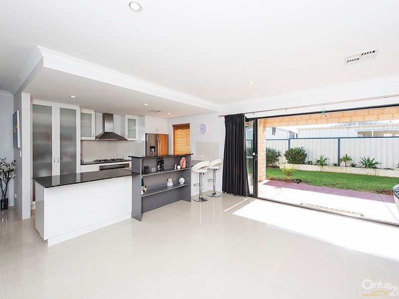 8 Pineknoll Gardens, Meadow Springs WA 6210