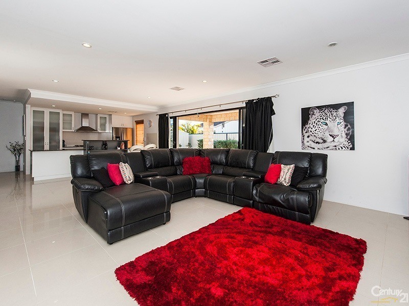 8 Pineknoll Gardens, Meadow Springs WA 6210