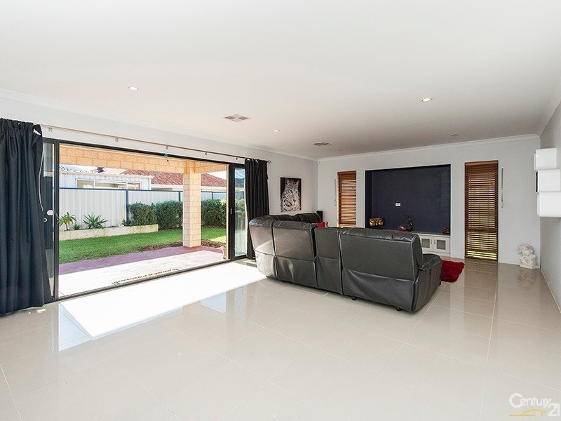 8 Pineknoll Gardens, Meadow Springs WA 6210