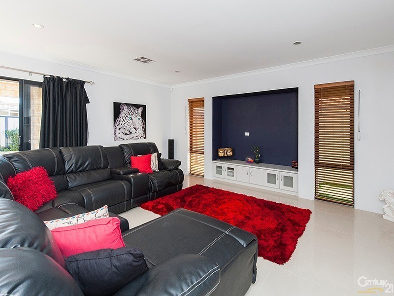 8 Pineknoll Gardens, Meadow Springs WA 6210