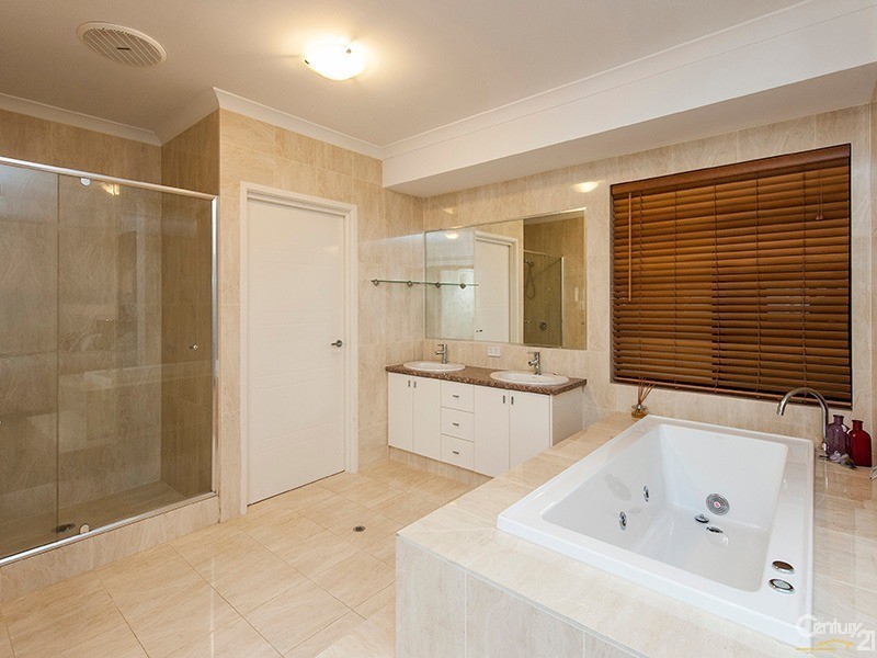 8 Pineknoll Gardens, Meadow Springs WA 6210