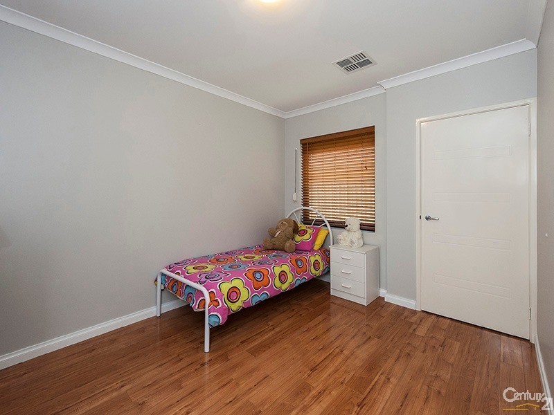 8 Pineknoll Gardens, Meadow Springs WA 6210