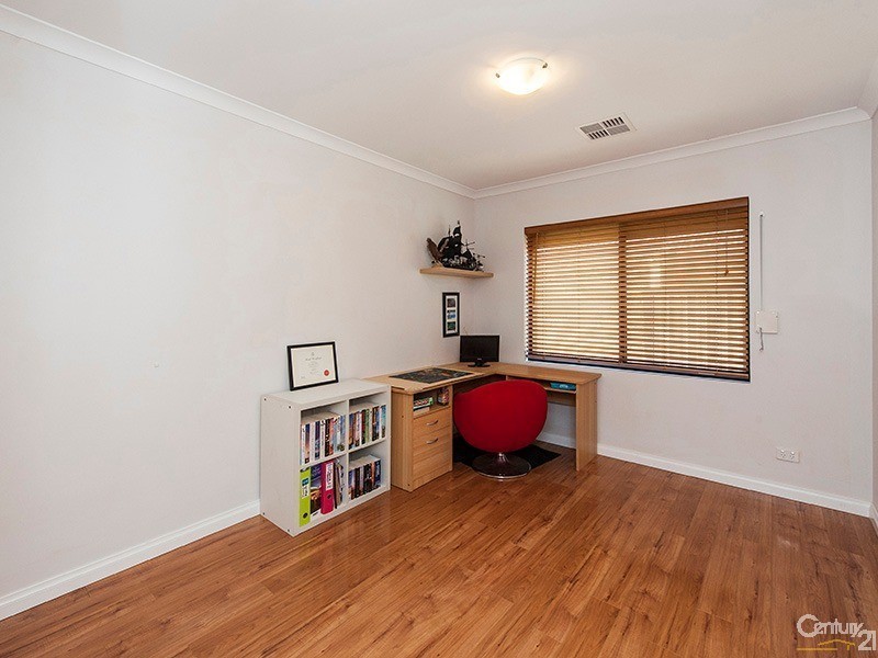 8 Pineknoll Gardens, Meadow Springs WA 6210