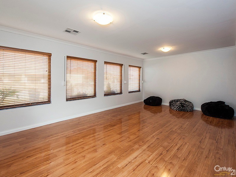 8 Pineknoll Gardens, Meadow Springs WA 6210