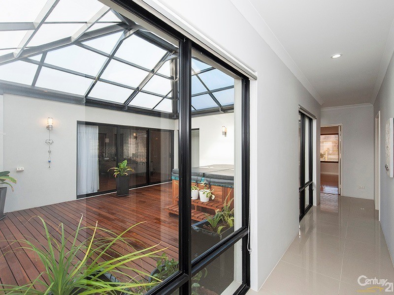 8 Pineknoll Gardens, Meadow Springs WA 6210