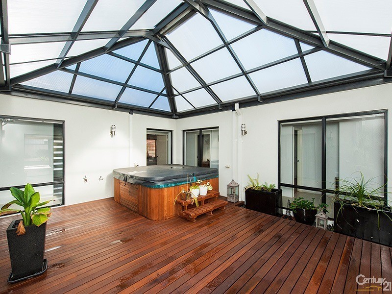 8 Pineknoll Gardens, Meadow Springs WA 6210