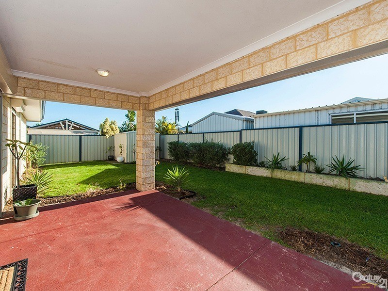 8 Pineknoll Gardens, Meadow Springs WA 6210