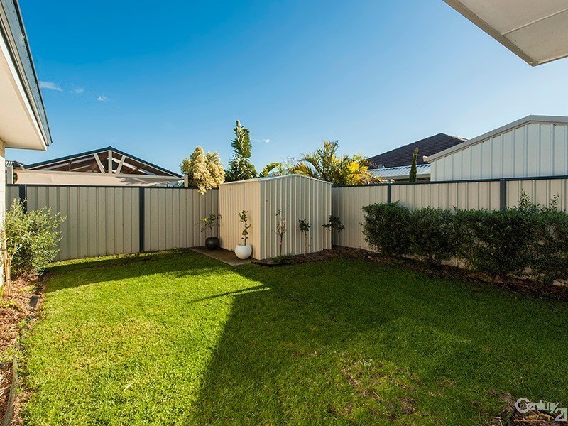 8 Pineknoll Gardens, Meadow Springs WA 6210