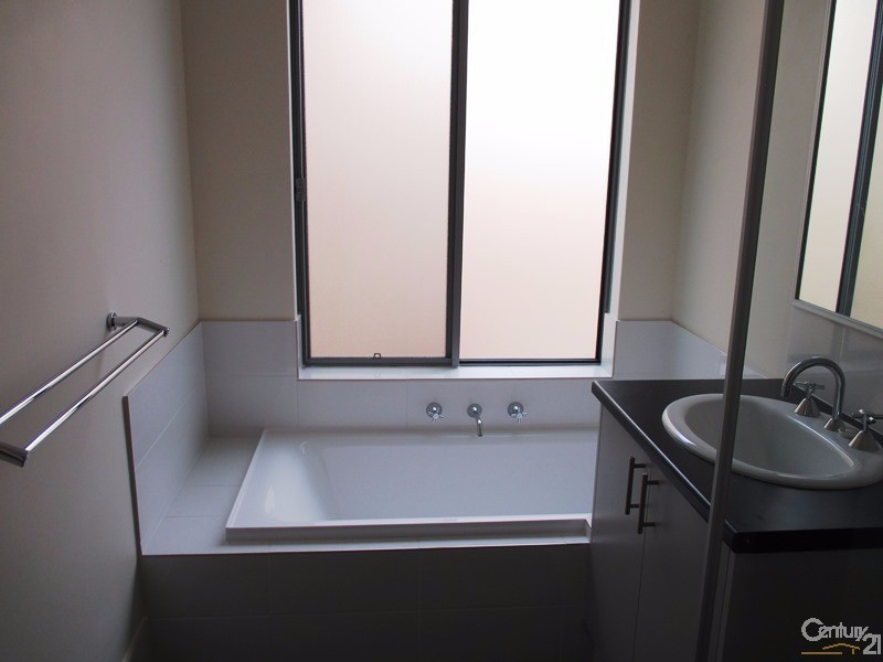 199 Lake Valley Drive, Lakelands WA 6180