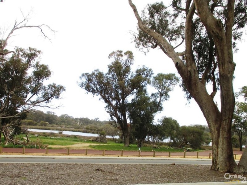 199 Lake Valley Drive, Lakelands WA 6180