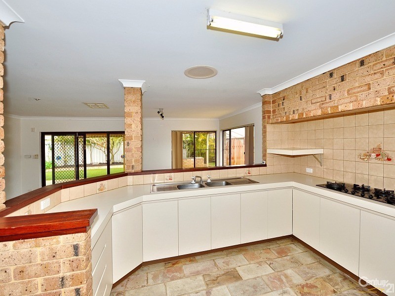 8 Rochester Way, Meadow Springs WA 6210