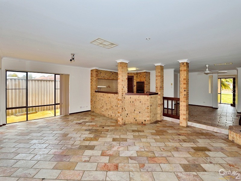 8 Rochester Way, Meadow Springs WA 6210