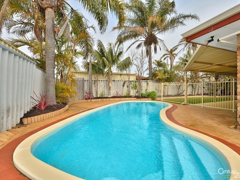 8 Rochester Way, Meadow Springs WA 6210