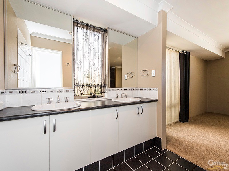 8 Evella Cove, Lakelands WA 6180