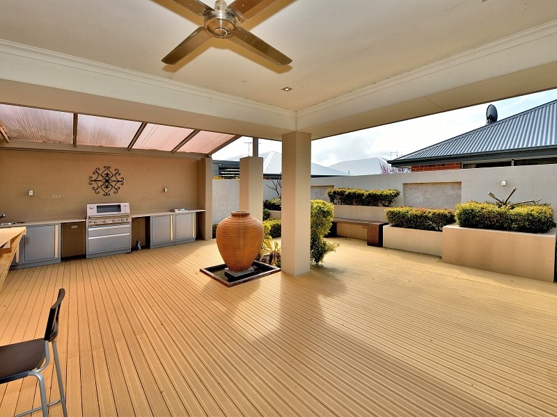 11 Cohen Vista, Lakelands WA 6180