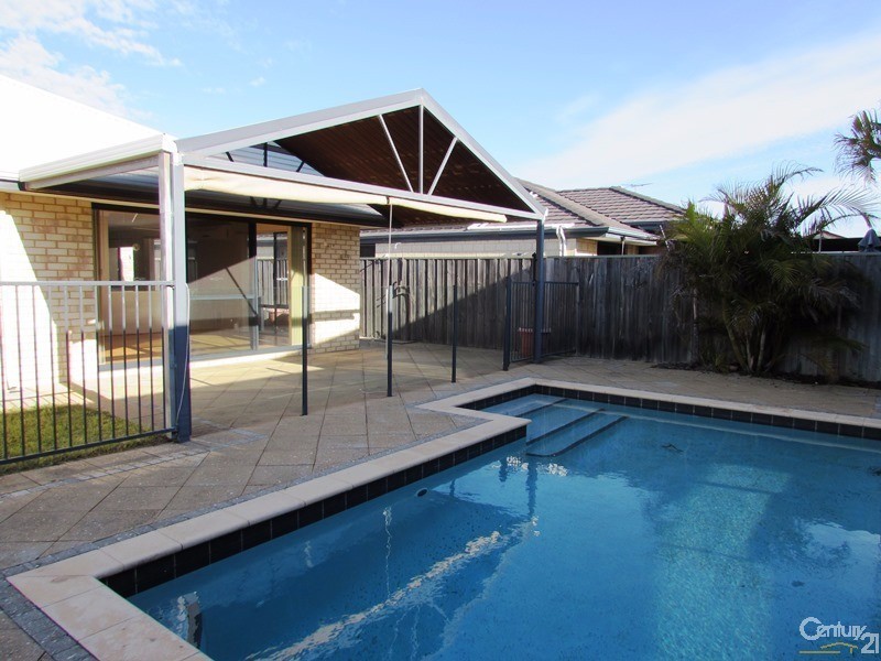 8 Quandong Parkway, Halls Head WA 6210