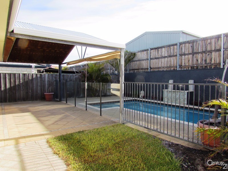 8 Quandong Parkway, Halls Head WA 6210