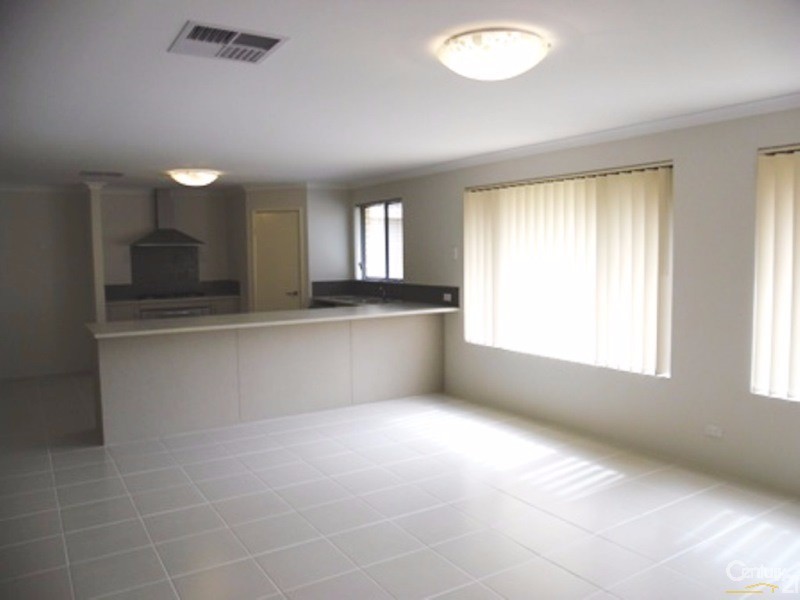 9 Burrill Rest, Lakelands WA 6180