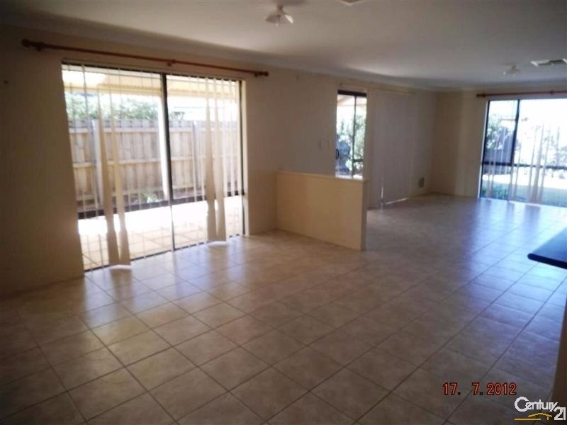 15 Whitegum Pass, Halls Head WA 6210