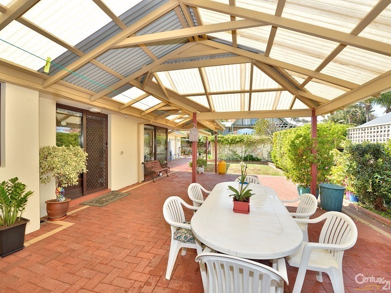 1 Albatross Close, Halls Head WA 6210