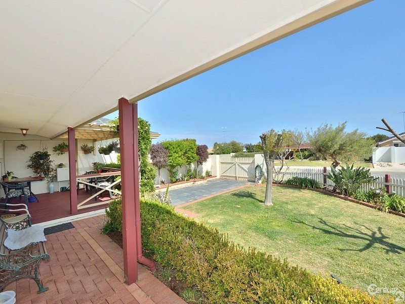 1 Albatross Close, Halls Head WA 6210