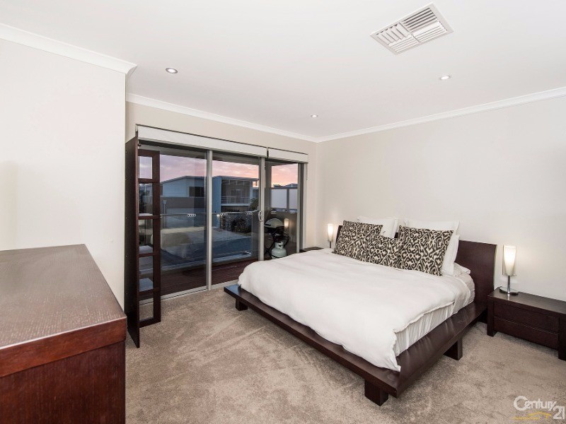 22 Sugarwood Terrace, Halls Head WA 6210