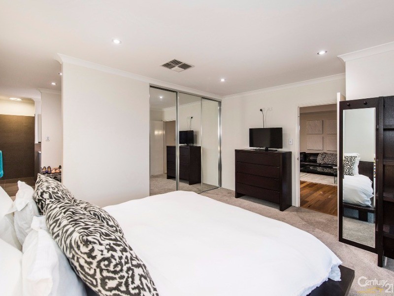 22 Sugarwood Terrace, Halls Head WA 6210