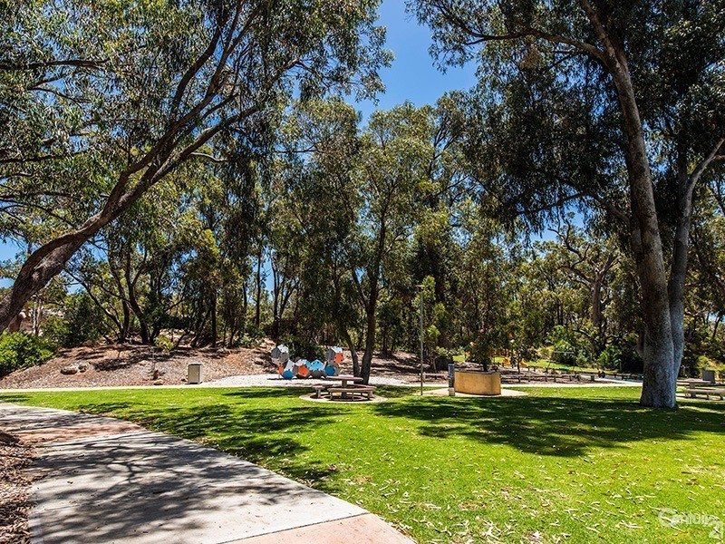 6 Crail Lane, Meadow Springs WA 6210