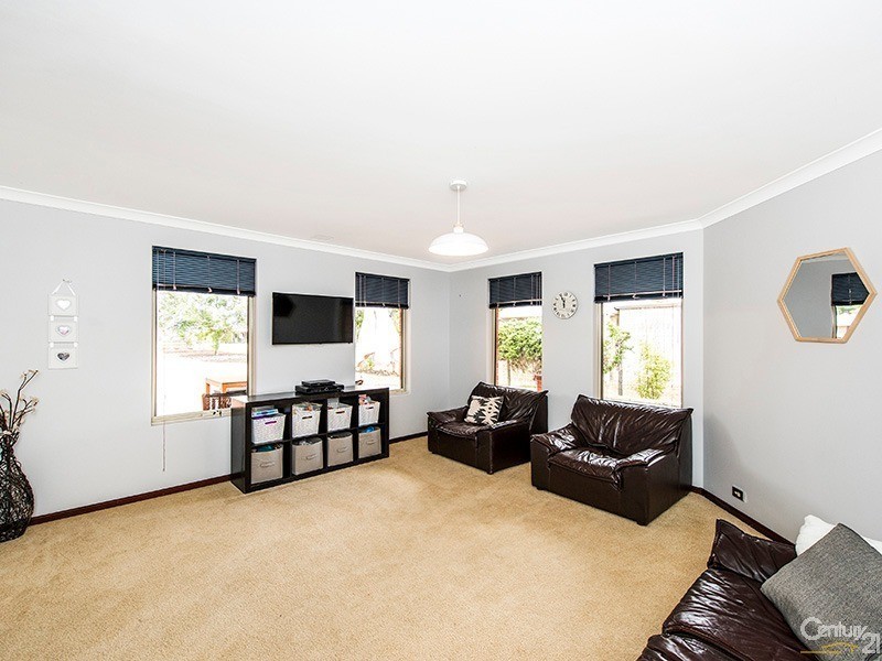 4 Jacaranda Drive, North Yunderup WA 6208