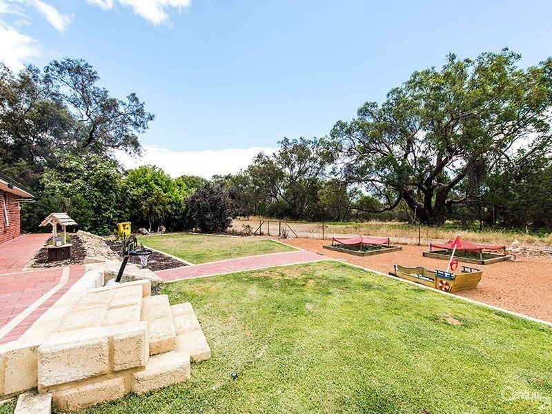 4 Jacaranda Drive, North Yunderup WA 6208