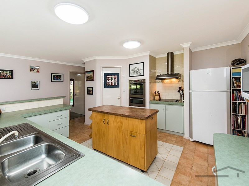 11 Fouracre Court, Stake Hill WA 6181