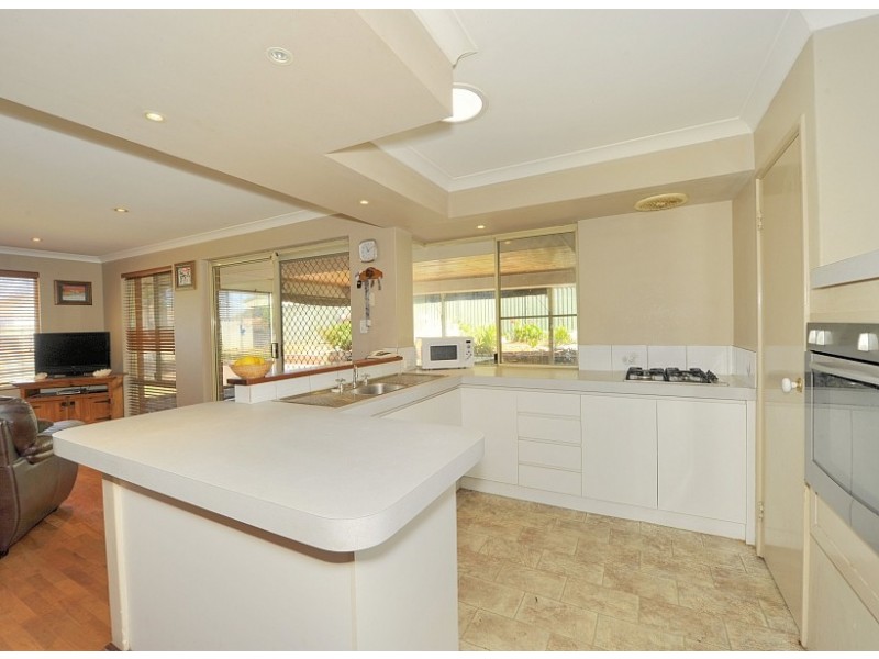 14 Satinash Retreat, Halls Head WA 6210