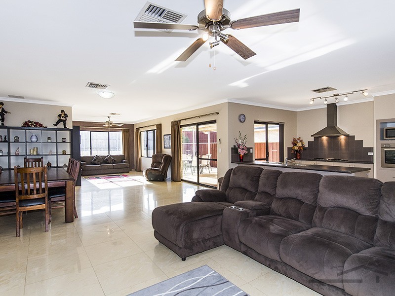 15 Lomatia Ramble, Halls Head WA 6210