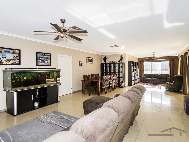 15 Lomatia Ramble, Halls Head WA 6210