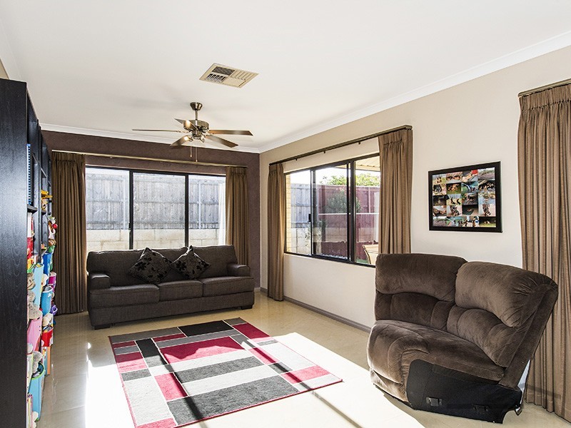 15 Lomatia Ramble, Halls Head WA 6210