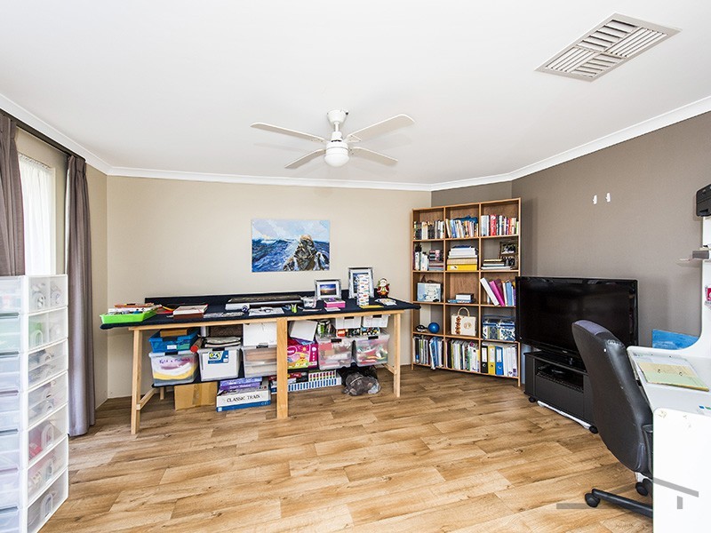 15 Lomatia Ramble, Halls Head WA 6210