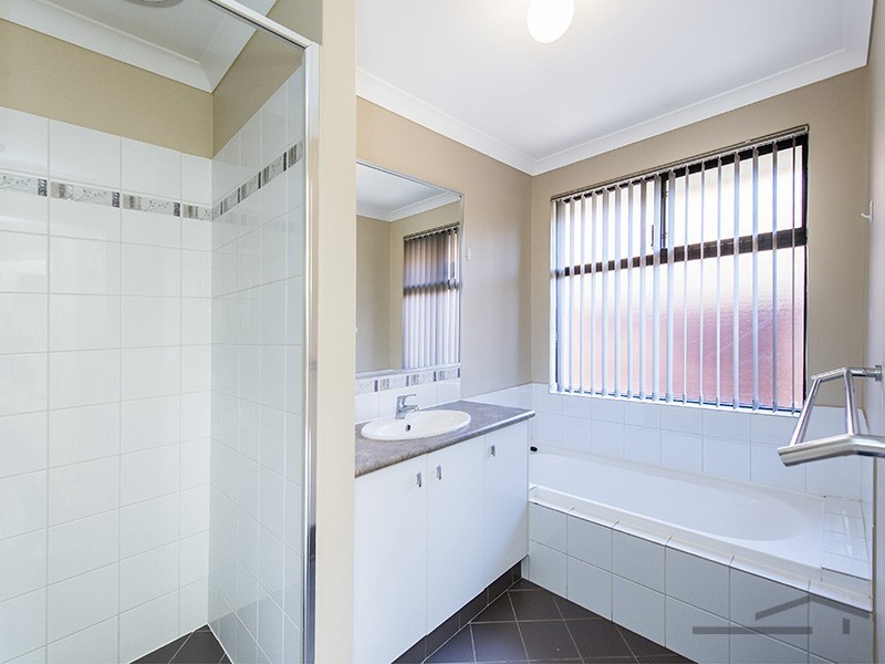 15 Lomatia Ramble, Halls Head WA 6210