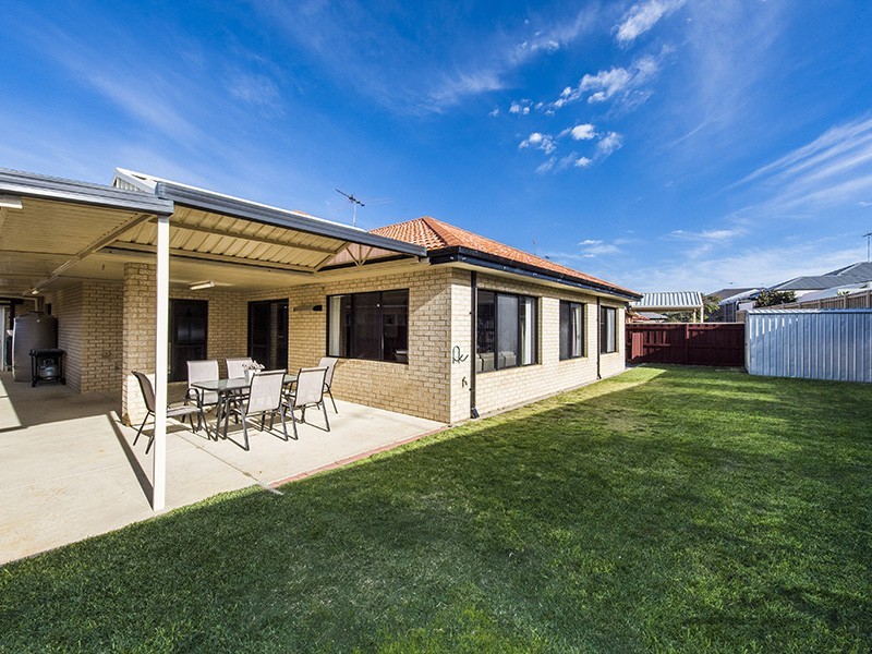15 Lomatia Ramble, Halls Head WA 6210